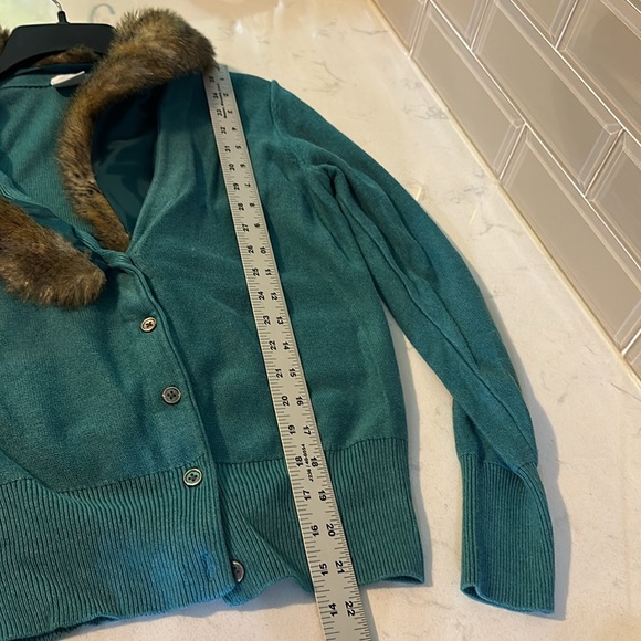 Cabi Teal Tearoom Cardigan With Removable Fur Collar. Size medium - Picture 8 of 9